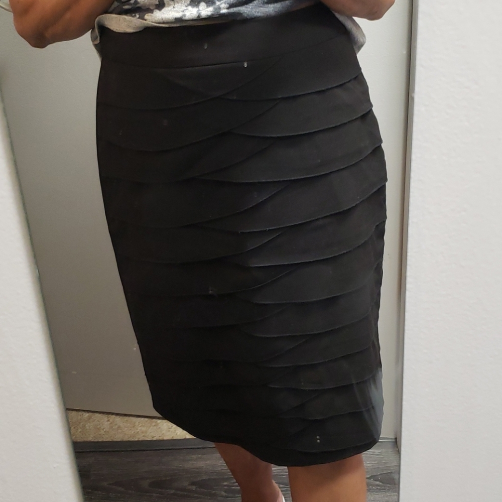Larry Levine layered stretch skirt size 6...